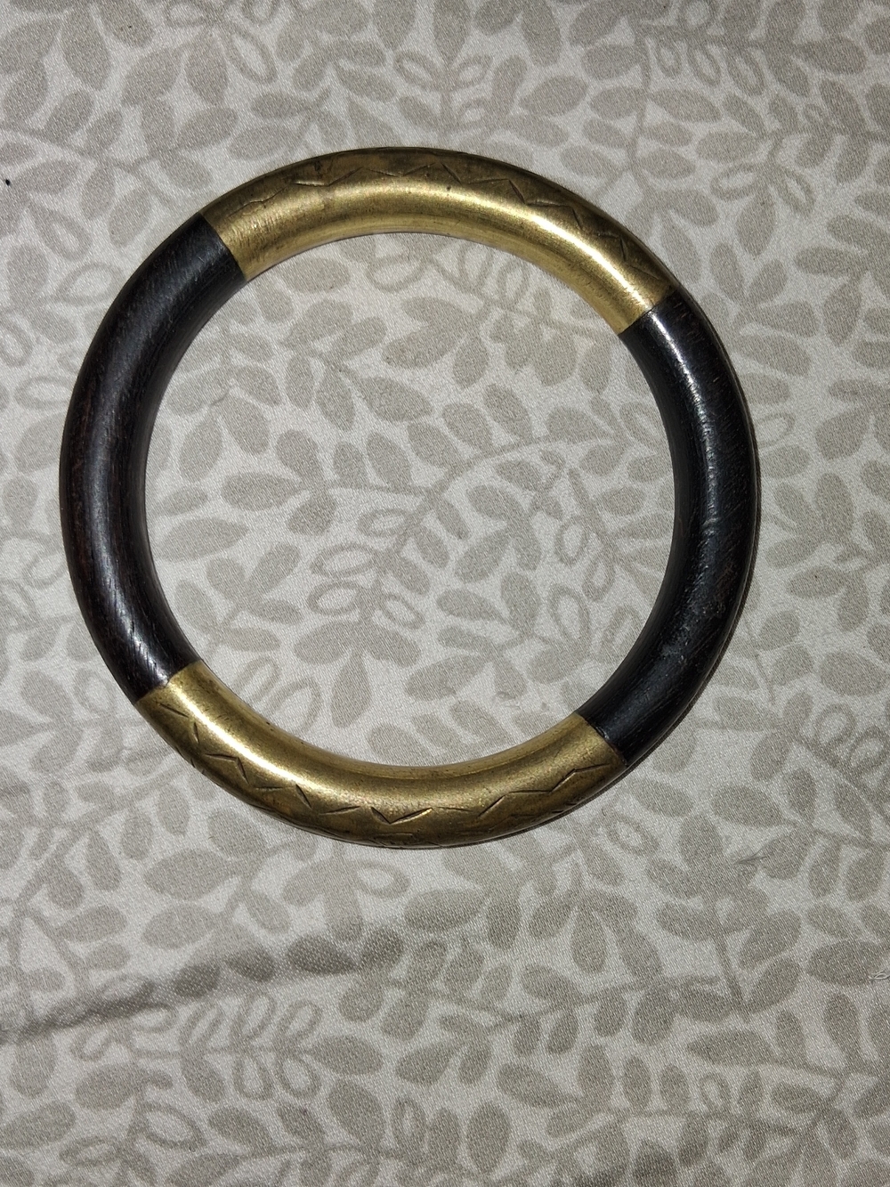 Vintage black coral bangle bracelet with brass couplings - Picture 2 of 4